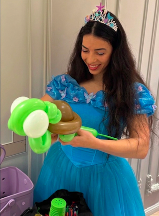 Princess Balloon twisting a turtle in North Sydney